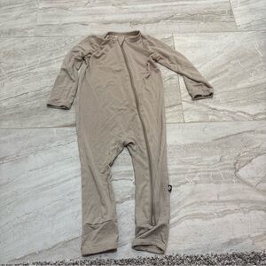 Kyte BABY Beige bamboo footless pajama romper 18-24 months